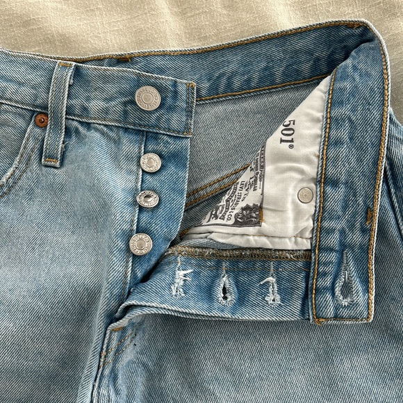 Levi’s 501 light wash Denim Shorts - Picture 3 of 5